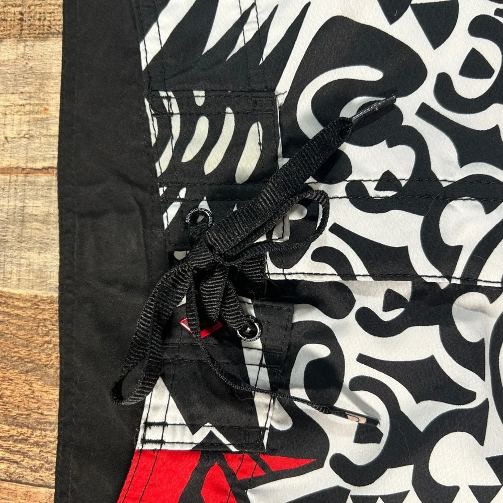 Quiksilver Black Red White Tribal Board Shorts Swim Trunks Zipper Pocket 34
